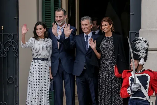 Королева Летиция и первая леди Аргентины вышли в свет в похожих платьях