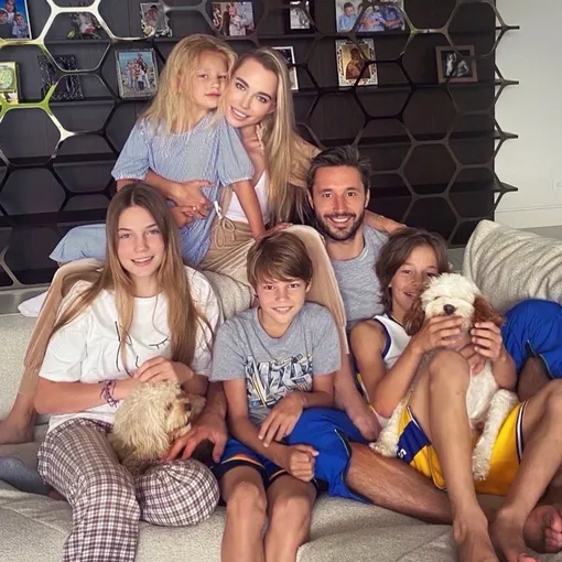 Илья Ковальчук с женой и детьми