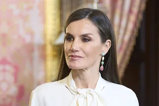 Такое черное пальто точно никогда не выйдет из моды. И его уже носит королева Летиция Такое черное пальто точно никогда не выйдет из моды. И его уже носит королева Летиция