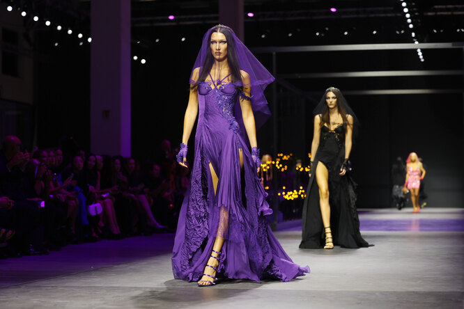 Белла Хадид на показе Versace весна-лето 2023