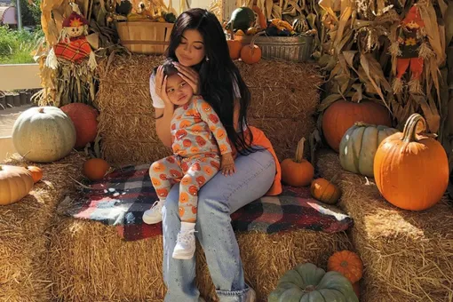 Кайли Дженнер вместе с дочерью и племянницами выбрала тыквы на Хэллоуин