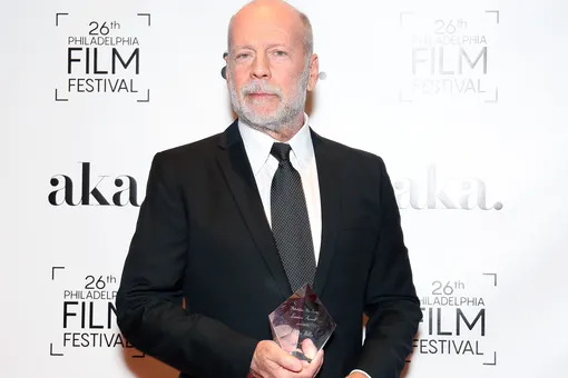 Cтрашно странно: Брюс Уиллис оделся на Хэллоуин в костюм маленькой девочки Cтрашно странно: Брюс Уиллис оделся на Хэллоуин в костюм маленькой девочки