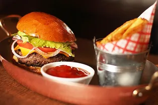 Гурмэ бургер на бизнес-ланч в BEEFTRO Гурмэ бургер на бизнес-ланч в BEEFTRO