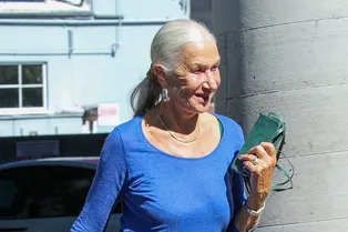 С чем носить пеструю юбку после 70+ — учимся у Хелен Миррен С чем носить пеструю юбку после 70+ — учимся у Хелен Миррен