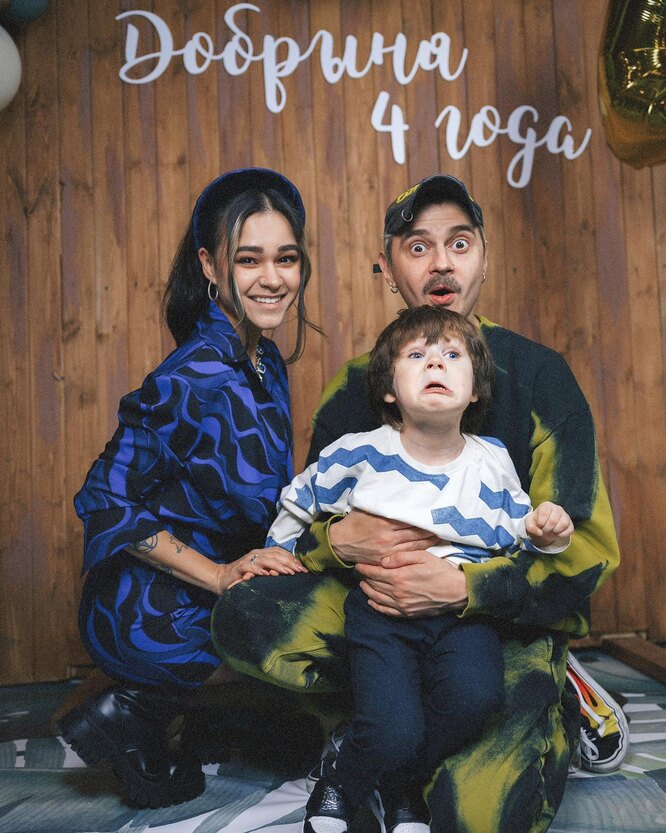 Қара нәсілді еркектердің аузына тығылып жатқан суреттері