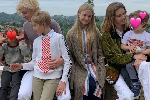 Наталья Водянова похвасталась фото со всеми своими детьми в честь Дня матери