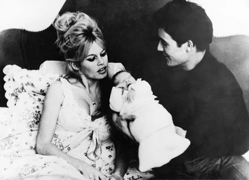 Брижит Бардо и Жак Шарье с новорожденным сыном