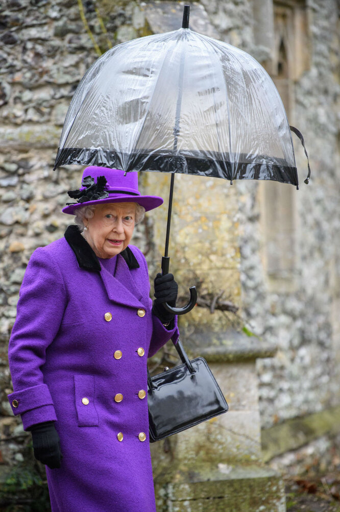 Королева Елизавета II впервые появилась на публике после слухов о ее кончине