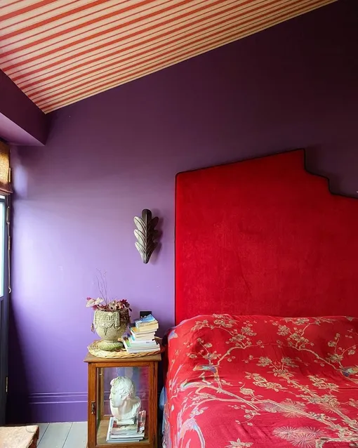 Красно-фиолетовая спальня