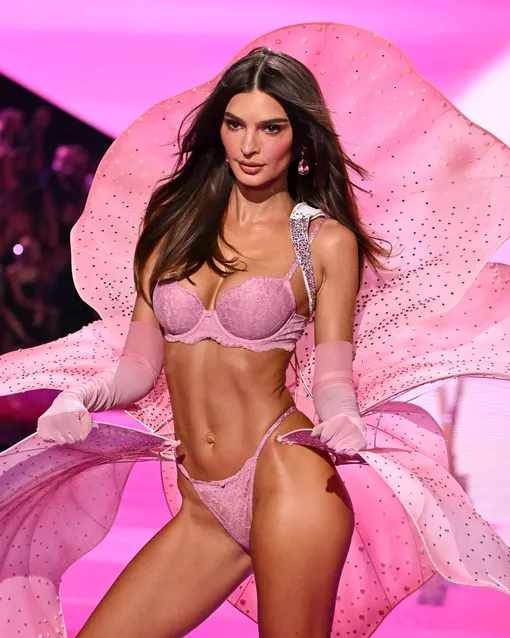 Эмили Ратаковски на шоу Victoria’s Secret Эмили Ратаковски на шоу Victoria’s Secret