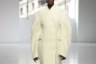 Как выглядят самые модные пальто на зиму-2024