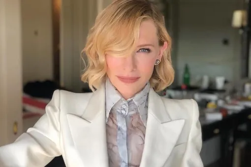 Кейт Бланшетт в «небесном» комбинезоне вывела семью на прогулку