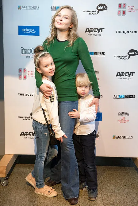 Юлия Пересильд с дочками Анной и Марией