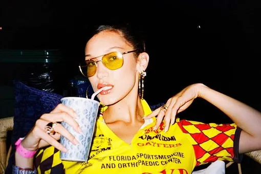 Белла Хадид в образе из 90-х прилетела на Неделю моды в Париж