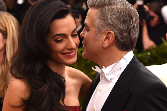 Шелк и декольте: Амаль Клуни в соблазнительном наряде на свидании с Джорджем
