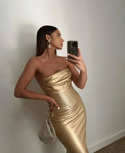 Золотое платье — еще один актуальный вариант для встречи Нового года