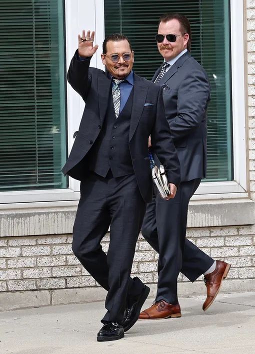 Джонни Депп покидает здание суда