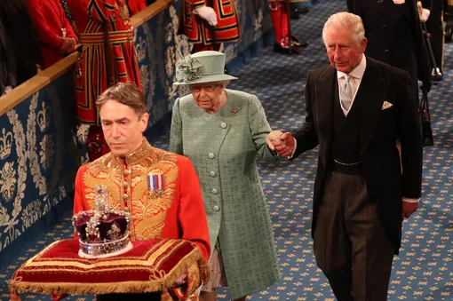 Елизавета II и принц Чарльз на открытии парламента в 2019 году
