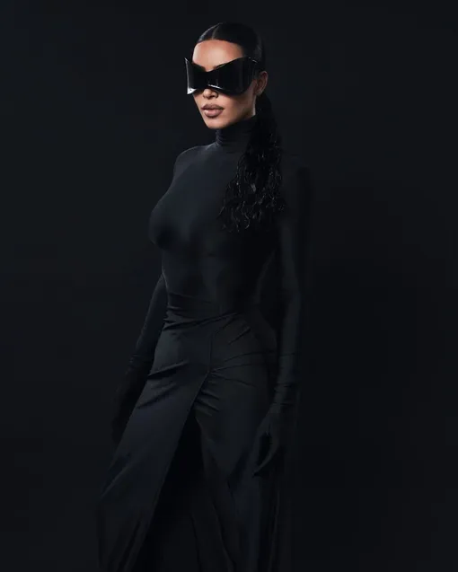 Ким Кардашьян в черном тотал-луке