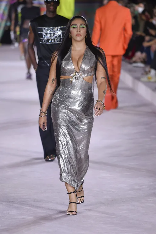 Лурдес Леон на показе Versace в 2021 году