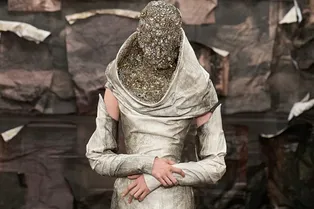 Готический кутюр: первая коллекция Гленна Мартенса для Maison Margiela возвращает лучшие годы бренда Готический кутюр: первая коллекция Гленна Мартенса для Maison Margiela возвращает лучшие годы бренда