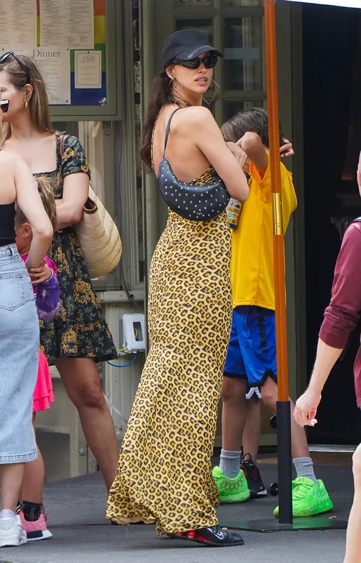 Ирина Шейк в модном платье с леопардовым принтом