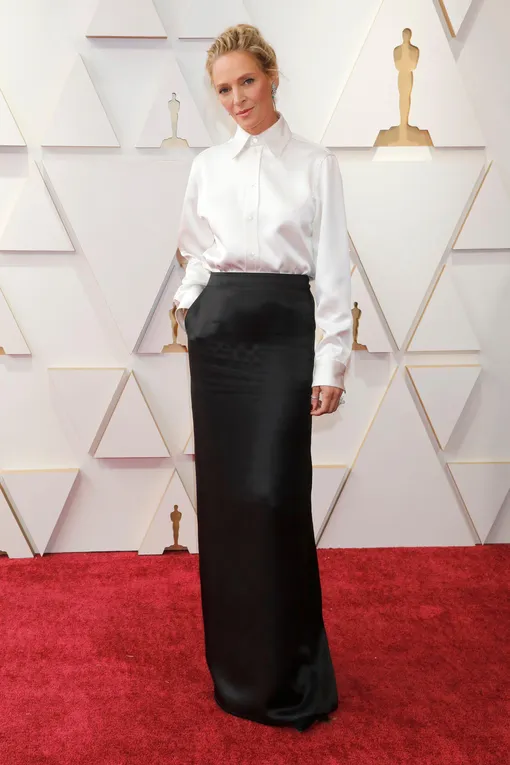 Ума Турман на церемонии вручения премии «Оскар» в 2022 году доказала, что атласная юбка вполне уместна в гардеробе женщин после 50 лет