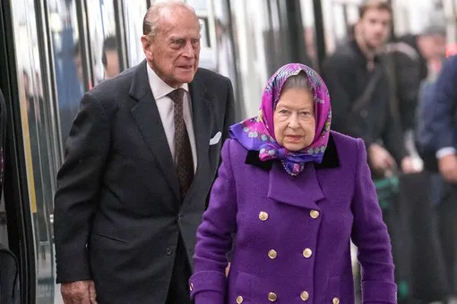 В моде знает толк: Елизавета II прибыла в Норфолк во всем фиолетовом