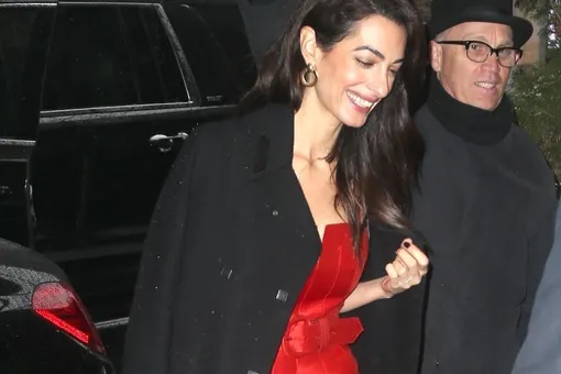 Амаль Клуни в красном комбинезоне приехала на вечеринку к Меган Маркл