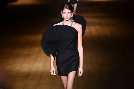 Экстремально похудевшая Кайя Гербер представила три образа на шоу Saint Laurent