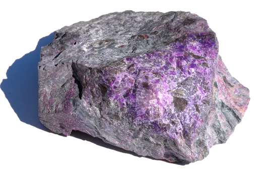 Сугилит был обнаружен в 1944 году