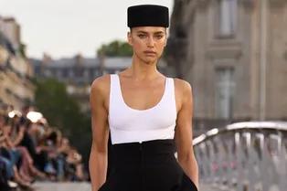 Alaïa провели сексапильный показ в Париже с участием Ирины Шейк и Виттории Черетти Alaïa провели сексапильный показ в Париже с участием Ирины Шейк и Виттории Черетти