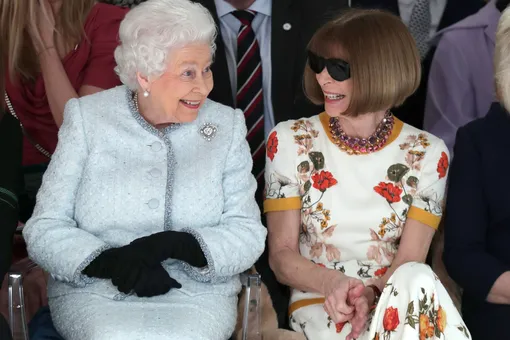 Внезапно: королева Елизавета II посетила модный показ в Лондоне