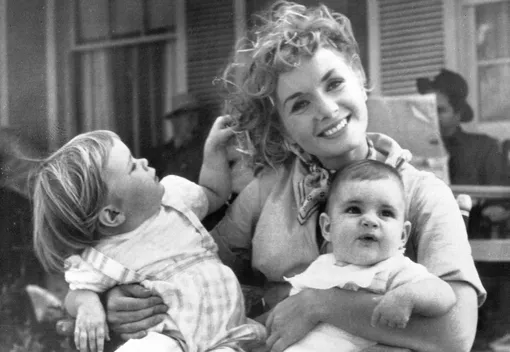 Дебби Рейнольдс с дочерью Кэрри и сыном Тоддом