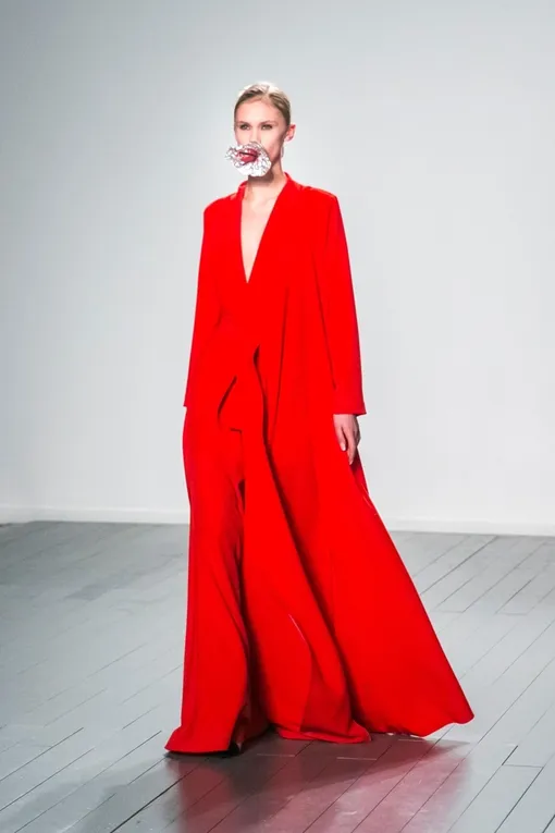 Ярко-красное пальто – модная верхняя одежда на осень и зиму-2023/2024