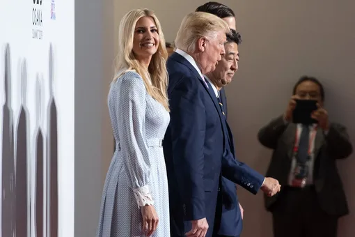 Иванка Трамп в голубом платье в горошек побывала на саммите G20 в Японии