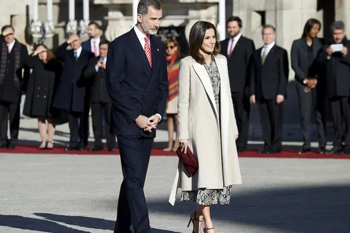 Королева Летиция в платье со змеиным принтом встретилась с президентом Перу