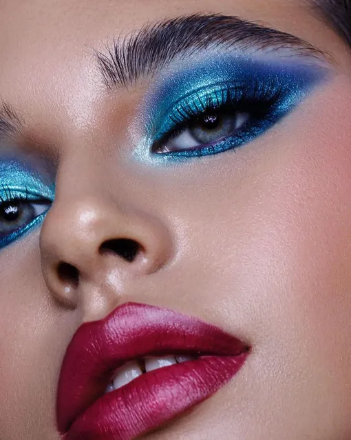 ярко-розовая помада