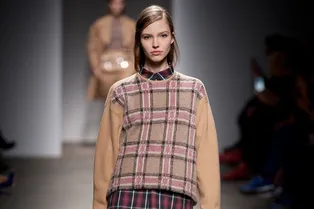 Уютный клетчатый джемпер