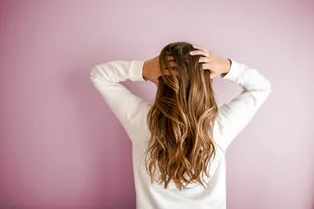 8 лайфхаков для тех, кто хочет быстро придать тонким волосам объем