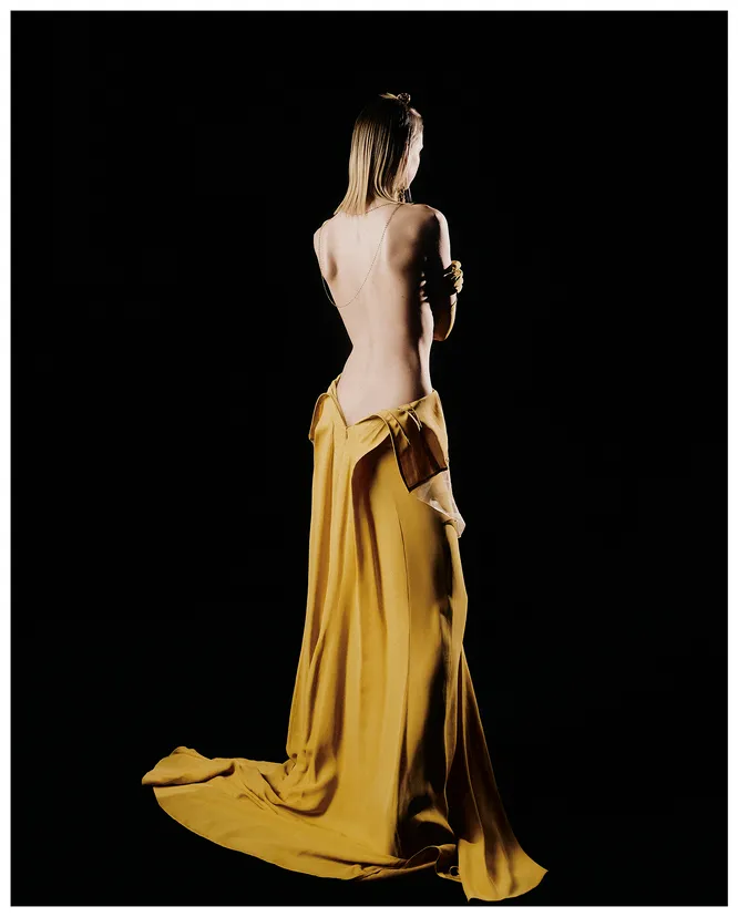 Платье из шелка и вискозы, перчатки из шелкового крепа – все Edem Couture; серьги из позолоченного серебра, колье из желтого золота с изумрудами, колье из желтого золота с черными бриллиантами – все Dzhanelli Jewellery