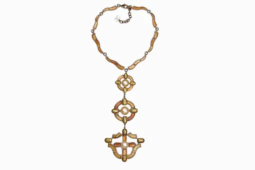 Колье Chanel со стеклом Gripoix из лимитированной коллекции 2007 года, 95 000 рублей Колье Chanel со стеклом Gripoix из лимитированной коллекции 2007 года, 95 000 рублей