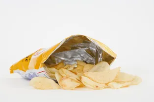 Почему рука сама тянется к чипсам, хотя все знают, что это не самая полезная еда? Вы удивитесь, узнав об уловке производителей