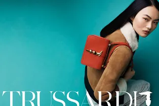 Ключевые сумки осени + smart casual в съемке Trussardi, стилизованной Кейт Фелан