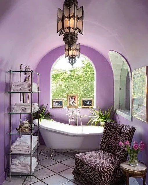 Фиолетовый интерьер в ванной
