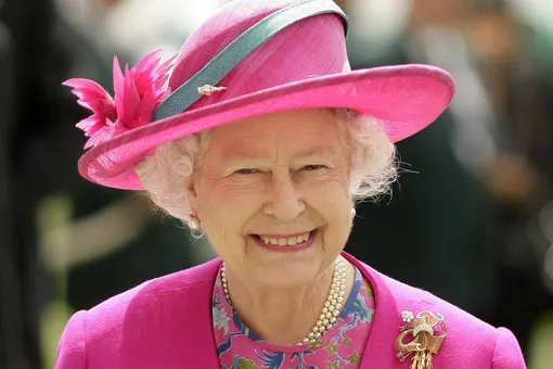 Королева Великобритании водит машину без водительских прав