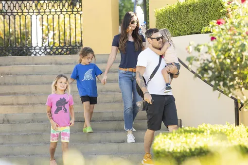 Меган Фокс с мужем и детьми