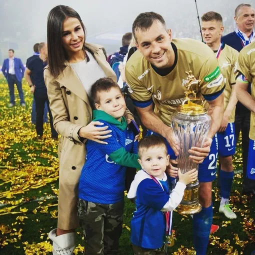 Артём Дзюба и его жена Кристина с детьми