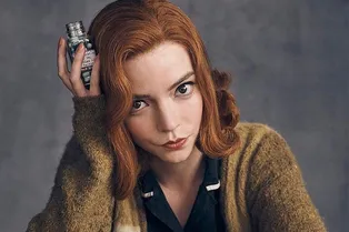 Звезда сериала «Ход королевы» опубликовала «честное» видео без мейка