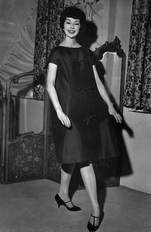 Модель позирует в платье из коллекции «Трапеции», 1958 год